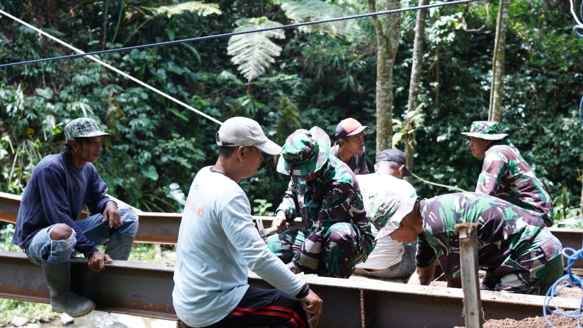 Pengelasan Besi WF Jadi Tahap Krusial Pembangunan Jembatan TMMD Ke-127 Di Desa Krisik