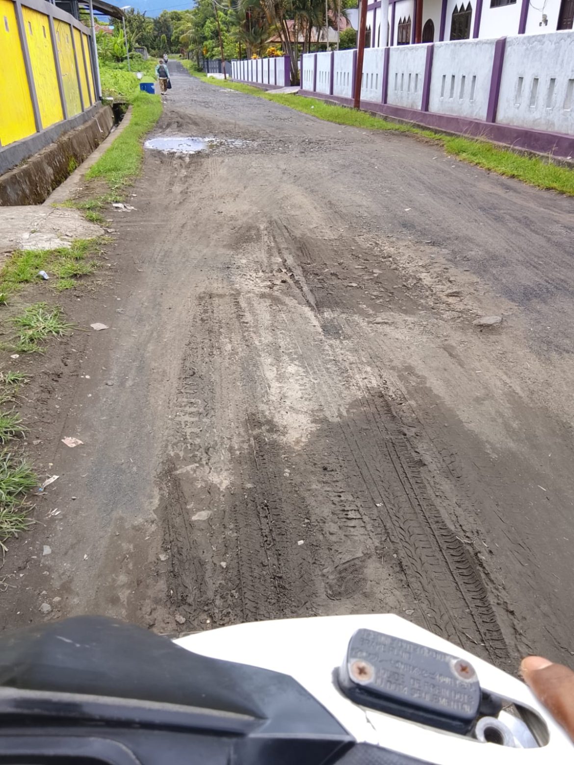 IRONI IBU KOTA KECAMATAN! Jalan Wari Ino Tobelo Hancur, Dua Kampus Besar Berdiri Tapi Infrastruktur Seperti Desa Terpencil – Pemuda Meledak: