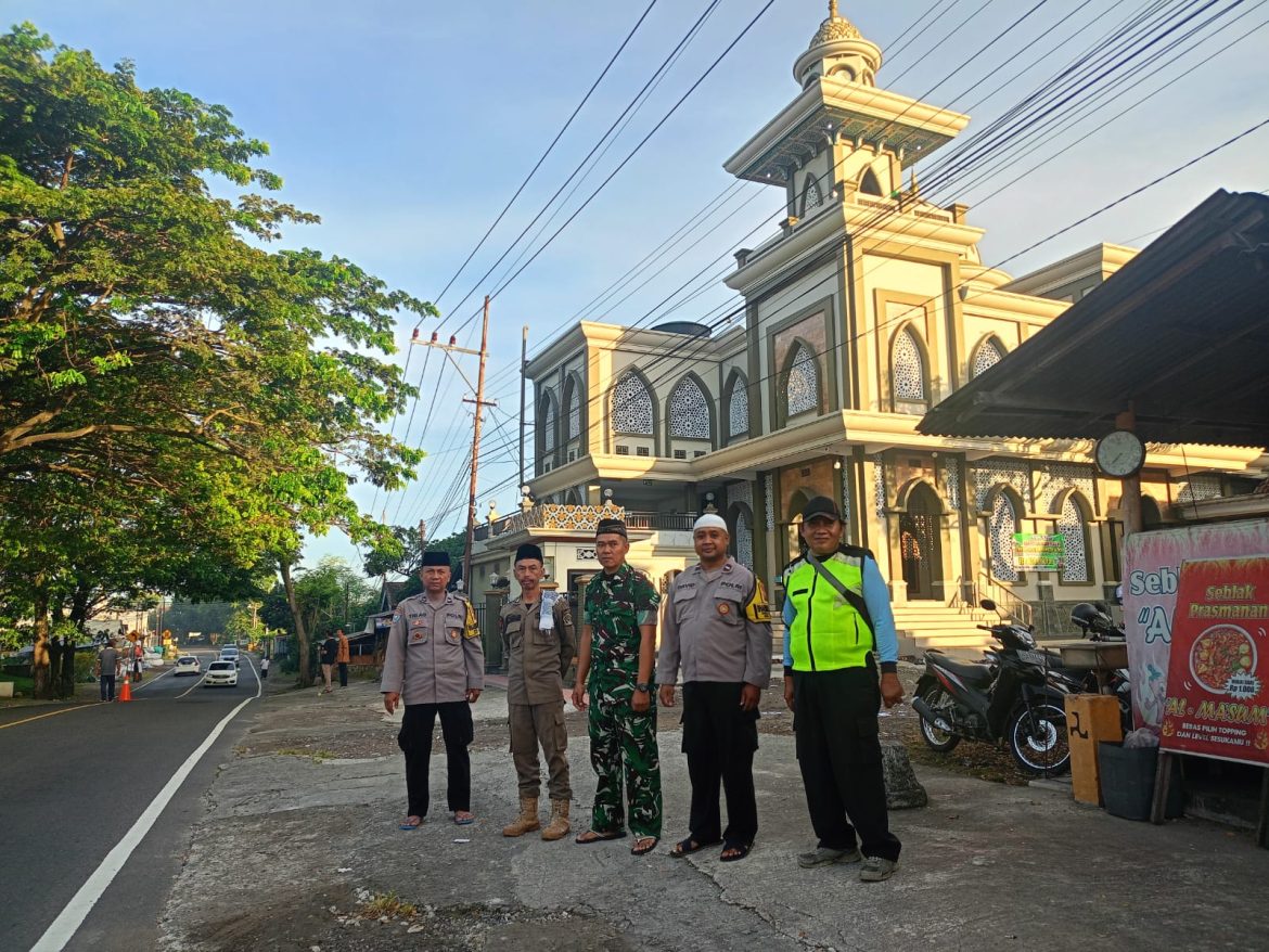 Babinsa Kodim 0808/Blitar Amankan Sholat Idul Fitri, Wujudkan Ibadah Aman Dan Khusyuk