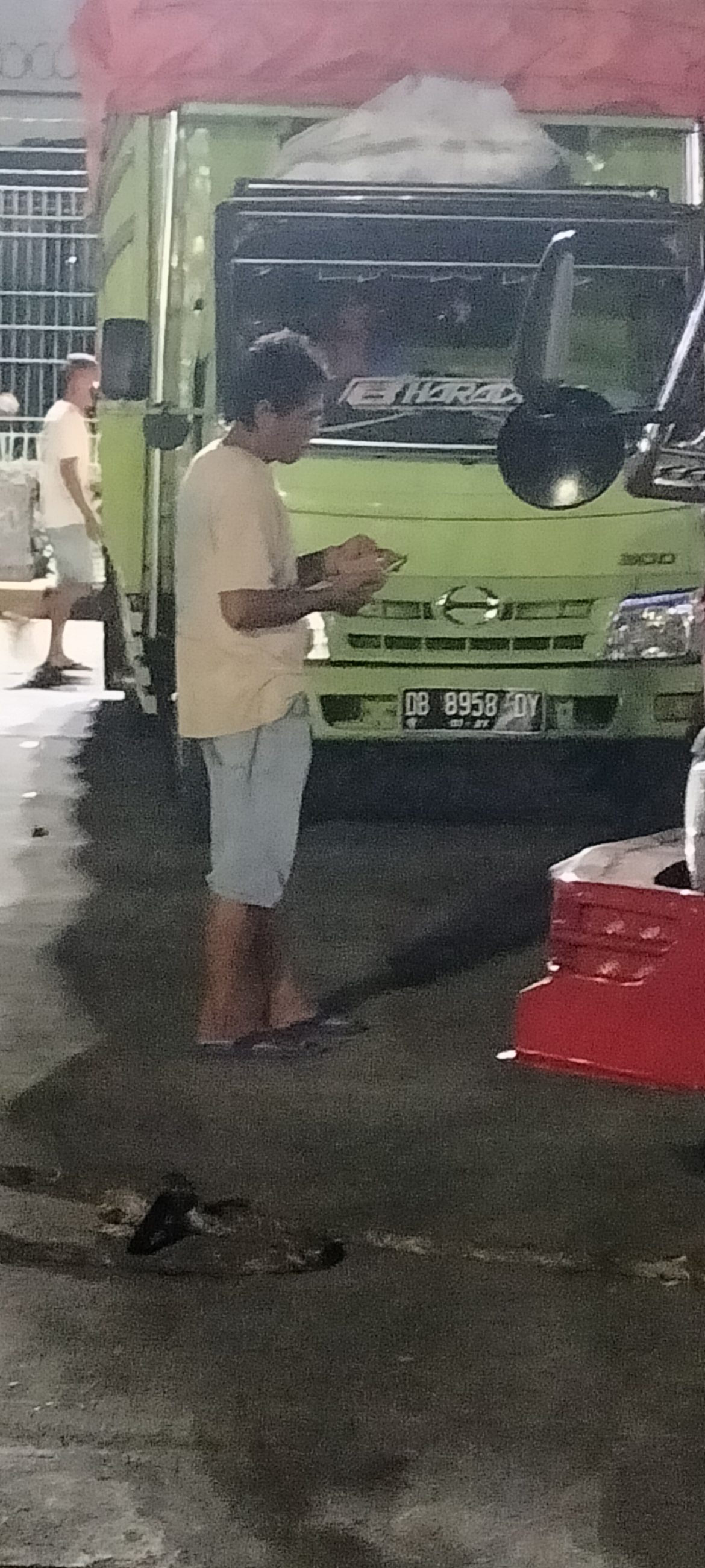 KMP Labuhan Haji Sandar, Truk Diduga Bermuatan Sianida Lolos dari ASDP Bitung! Aparat Adu Tegang, Kini Diawasi di Depan Mako Lantamal VIII, Manado